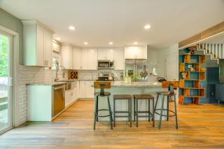 Walk to Putnam Lake Updated Home with Deck - - 9