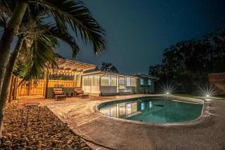 Coastal Pool Retreat - 3BR Oasis Near Downtown and Beaches - Melbourne - 0