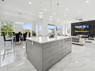 Spacious 4BR Langley Home - Langley - 8