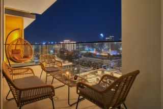 Large 1BR, Pool View, Near Circle Mall, Parking - 9