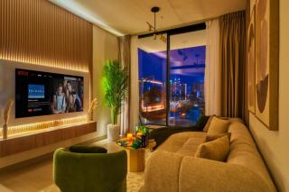 Large 1BR, Pool View, Near Circle Mall, Parking - 7