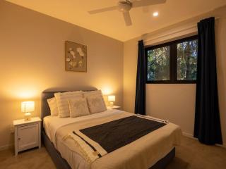 2BR Apartment with Balcony Easy Access All Hotspot - 4