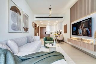 Large 1BR, Pool View, Near Circle Mall, Parking - 5