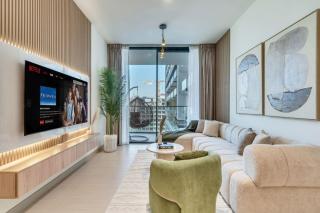 Large 1BR, Pool View, Near Circle Mall, Parking - 4