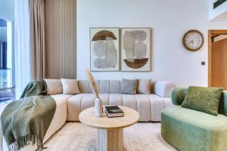 Large 1BR, Pool View, Near Circle Mall, Parking - 2