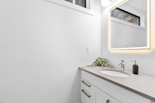 RentX Cozy Downtown London Parking WiFi - 7