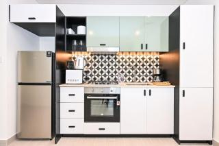 Modern 2BR Golfville Dubai - 4