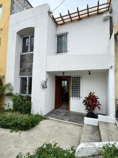 Casa familiar para estrenar! 10 mins de la playa - Manta - 1