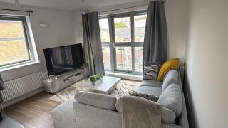 Luxury 1 Bedroom Urban Retreat with Private Balcony, Moments from Norwood Station & Crystal Palace FC - 1