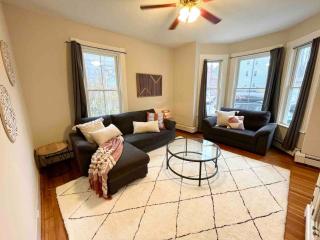 2 BR City Sanctuary - 5 Mins to Historical Salem! - Beverly - 0