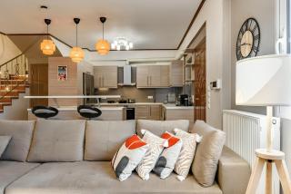 Lovehome - 4BD Villa with views-15mins to airport,10mins to MEC ΑΕ- 2mins to bus stop ,10mins to Suburban Railway on foot - Athene - 7