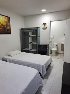 Amplia habitación independientes a 2 cuadras de la playa y el aeropuerto - Cartagena das Índias - 1