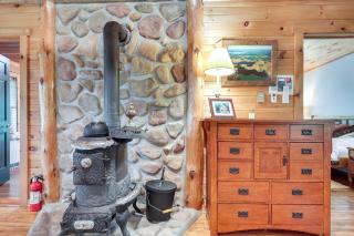 Dog-Friendly Park Falls Cottage with 5 Acres and Lake - 1