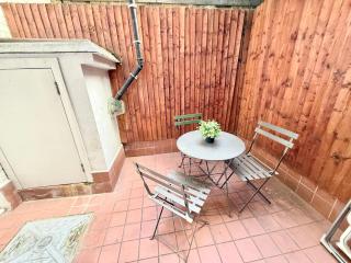 3-Bedroom Pimlico flat with mini garden near Westminster & Victoria by Staylio - 1