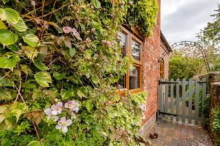 Luxury Village Cottage 5mins from Alton Towers sleeps 8 - Alton - 9