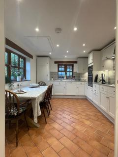 Luxury Village Cottage 5mins from Alton Towers sleeps 8 - Alton - 4