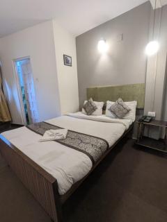 Hotel Sakura Mountain view Near Darjeeling Toy Train Station - Darjeeling - 5