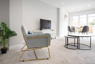 Parking Space, Doors onto Garden-Pet Friendly - Romford - 0