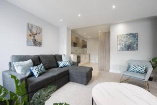 Parking Space, Doors onto Garden-Pet Friendly - Romford - 5