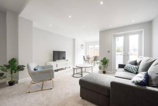 Parking Space, Doors onto Garden-Pet Friendly - Romford - 4