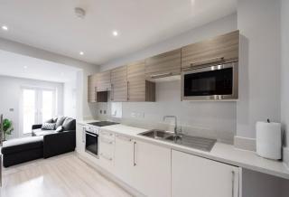 Parking Space, Doors onto Garden-Pet Friendly - Romford - 3
