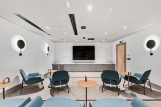 Coombe HIll Apartment - Excellent Location - Free Parking, Self-Check-In, Fast Wifi, Access to On-Site Gym, Cinema, Games Room and Work Space by Yoko Property - 2