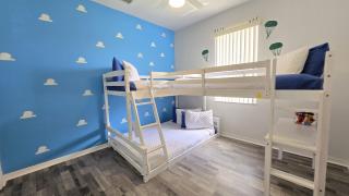Themed kid bedrooms, 17 miles to Disney and Legoland, private pool, kitchen, wifi, washer, dryer - 8