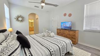 Themed kid bedrooms, 17 miles to Disney and Legoland, private pool, kitchen, wifi, washer, dryer - 2