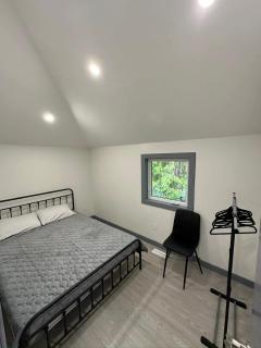 Cozy 4-Bedroom Cottage #1 in Innisfil - Innisfil - 3