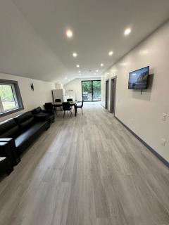 Cozy 4-Bedroom Cottage #2 in Innisfil - Innisfil - 9