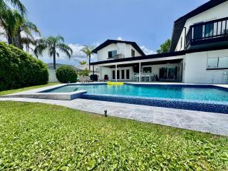 Clearwater Beach Waterfront Modern Villa 4BD 2BIG OPEN LOFT 4BT with Pool Boat Deck Sleep 15 - Clearwater Beach - 9