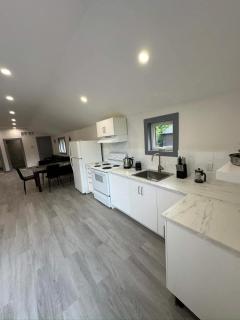 Cozy 4-Bedroom Cottage #3 in Innisfil - 6