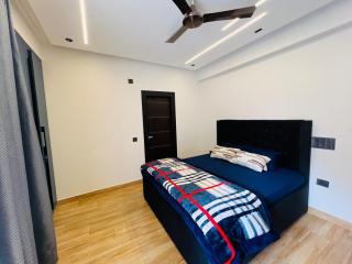 Sukhasan Retreat Chic 2BHK Retreat with Jacuzzi - New Delhi - 5