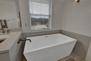 Serene Creek Front Home with Games+Grill! - Fredericksburg - 7