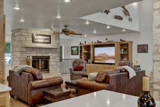 Serene Creek Front Home with Games+Grill! - Fredericksburg - 2