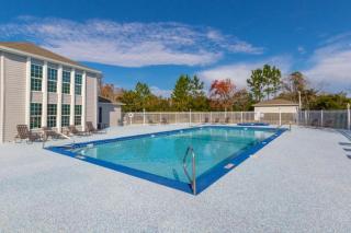 Full Condo w/ Pool & Gym, Sleeps 4 - 7