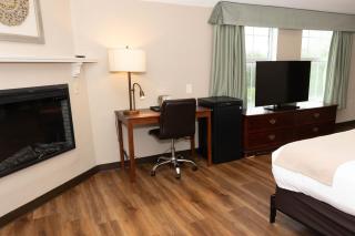 D. Hotel Suites & Spa - Holyoke - 5