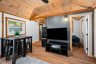 Lakeview King Suite-Arbutus-Boat Docks - Traverse City - 7