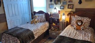 3 miles to Disney, water park, kids disney rooms, pool table, air hockey, private pool and spa - 8