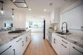 Awesome 5 bedroom 3 bath pool home with in-ground jacuzzi - 4