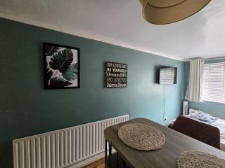 Twenty-One Retreat Surrounded by open landscapes - Rowley Regis - 2
