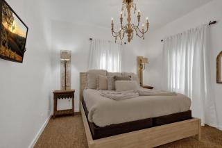 Poplar Place Main House with Hot tub-1 mi to Main St - Fredericksburg - 8
