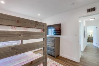 Beautiful Remodel 3 Bedroom 2 bathroom Home with Pool & Jacuzzi - Fullerton - 3