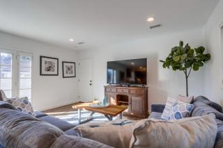 Beautiful Remodel 3 Bedroom 2 bathroom Home with Pool & Jacuzzi - Fullerton - 2