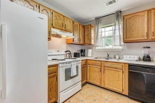 Pet-Friendly Stay with Patio & BBQ Near Historic Downtown - 8