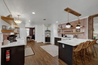 Poplar Place Mod with Hot Tub - 1 mi to Main Street - Fredericksburg - 9