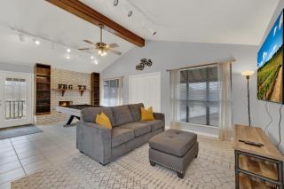 Huge Luxury Home with Hot Tub and Sauna - 2 mi to Dwntn - Fredericksburg - 6