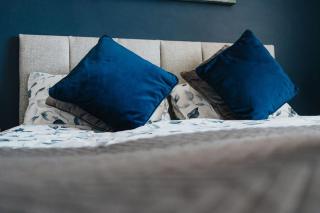 Group Stay Sleeps 8 Speke - Hale - 1