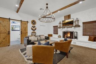 Poplar Place Main House with Hot tub-1 mi to Main St - Fredericksburg - 7