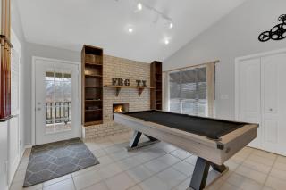 Huge Luxury Home with Hot Tub and Sauna - 2 mi to Dwntn - Fredericksburg - 2